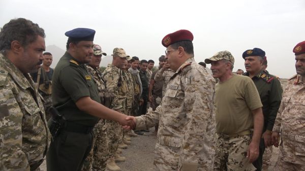 وزير الدفاع من منفذ حيس- الجراحي: مليشيا الحوثي ترى في نزع ألغامها من الطرقات تخليًّا عن دفاعاتها الوحيدة