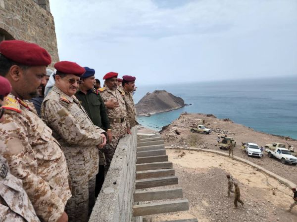 وزير الدفاع يتفقد الوحدات العسكرية في باب المندب