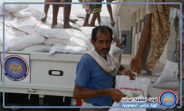 المقاومة الوطنية والهلال الأحمر الإماراتي يواصلان توزيع المعونات الإغاثية لأبناء الساحل الغربي