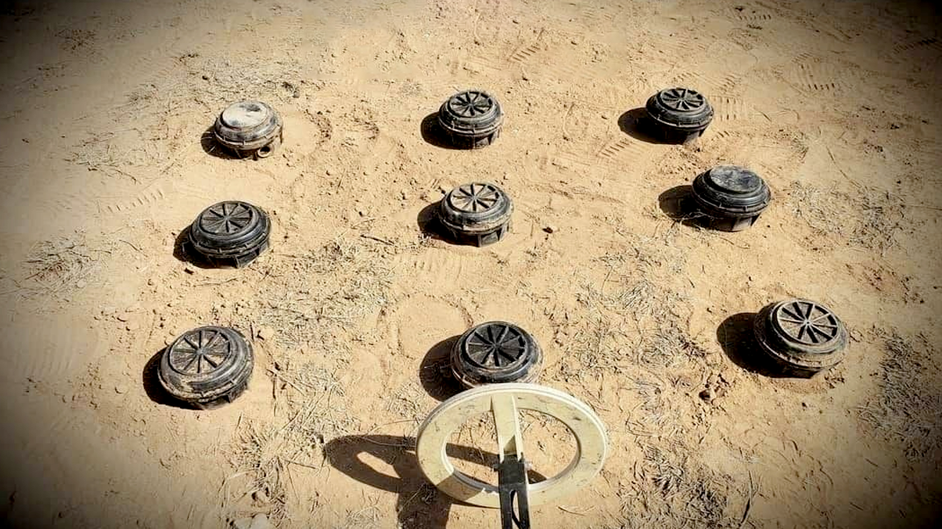أغلبها فردية.. السيول تزيح التراب عن حقول ألغام حوثية بالضالع