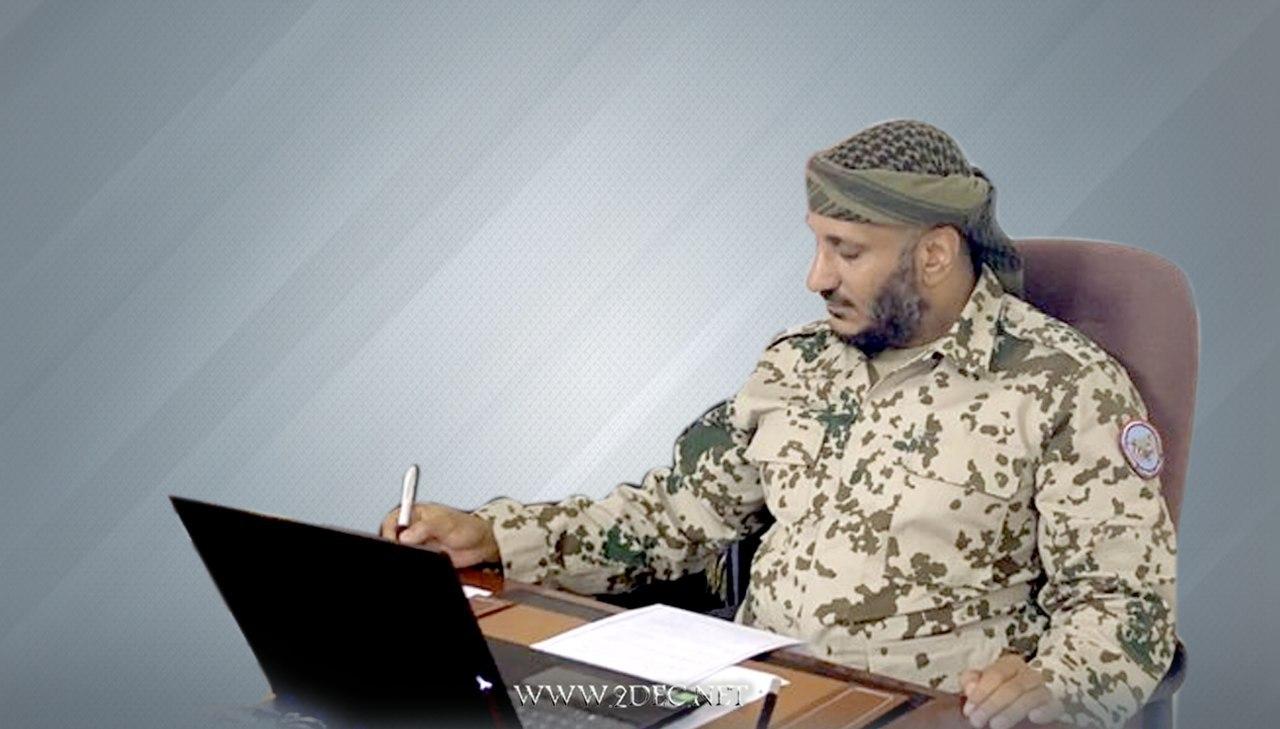 قائد المقاومة الوطنية يجري اتصالا هاتفيا بمحافظ وقائد محور تعز بشأن اقتحام منزل نازح 