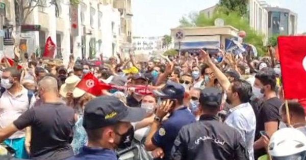 احتجاجات تونسية تطالب بإسقاط ومحاسبة الحكومة والغنوشي 