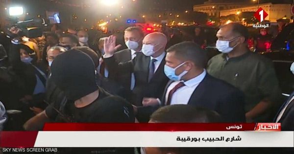 الرئيس التونسي يشارك المحتشدين احتفالات قراره تجميد عمل البرلمان وإقالة الحكومة