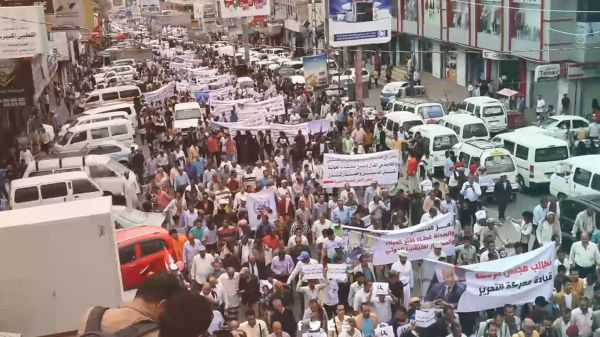 فيديو+صور| تعز.. تظاهرة حاشدة نددت باستمرار الحصار الحوثي وطالبت بإنهاء الهدنة وتحرير المحافظة