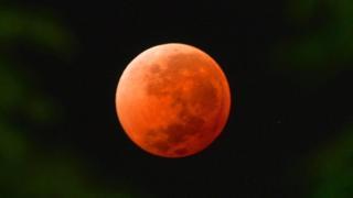 ظاهرة الخسوف النادرة وما يجب أن تعرفه عنها (بث مباشر)