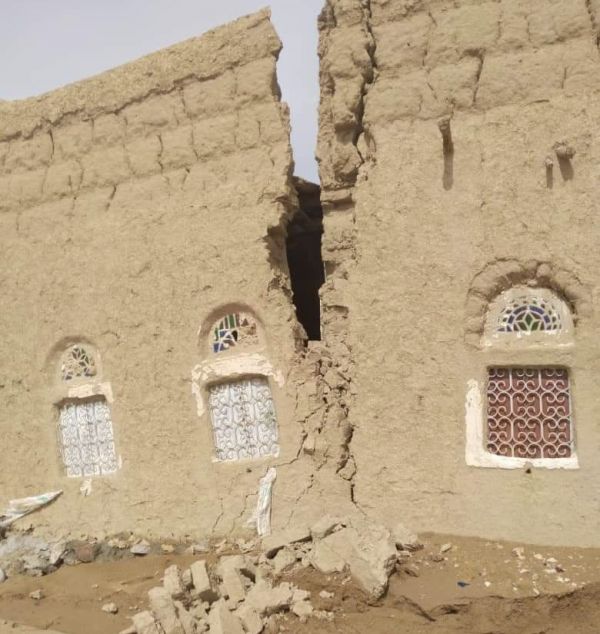 الجوف.. حواجز ترابية أنشأها الحوثيون في مجاري السيول تسببت بغمر المياه عشرات المنازل 