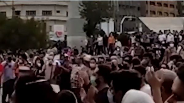 وسط طهران.. متظاهرون يطالبون بـ"إسقاط الدكتاتور"