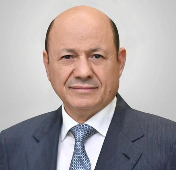 تلقى اتصالًا من وزير الخارجية الأميركي.. العليمي: مجلس القيادة حريص على دفع رواتب كل موظفي الدولة بشرط