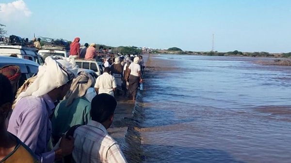 مئات المسافرين عالقين في أبين بسبب السيول