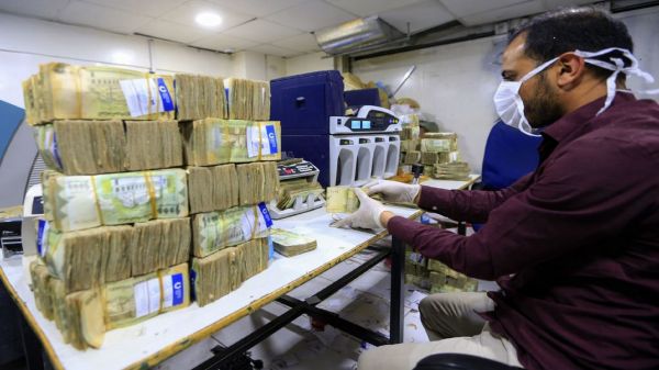 البنك المركزي يضخ العملة ذات الحجم القديم إلى جميع المحافظات المحررة 