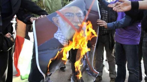 من بغداد إلى صنعاء.. بضاعة الإفساد الإيراني (تحليل)