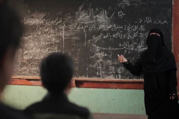حرمتهم من رواتبهم.. مليشيا الحوثي تفصل أكثر من 20 ألف معلم خلال ست سنوات   