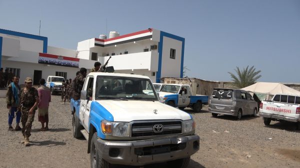 أمن المخا يضبط متهمَين بجريمة قتل بعد نصف ساعة على وقوعها 