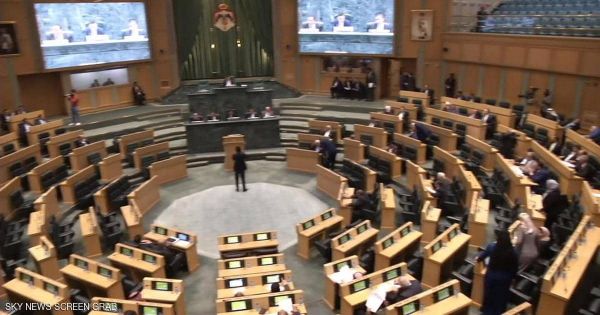  "قوم يا عماد" و"أقعدي يا هند".. غرائب البرلمان الأردني تشعل الإنترنت