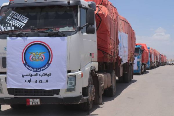 إنسانية المقاومة الوطنية تسيّر قافلة مساعدات غذائية كبيرة إلى مأرب بدعم الهلال الأحمر الإماراتي 