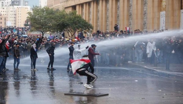 اشتباكات بمحيط مقر البرلمان اللبناني بين محتجين وقوات الأمن
