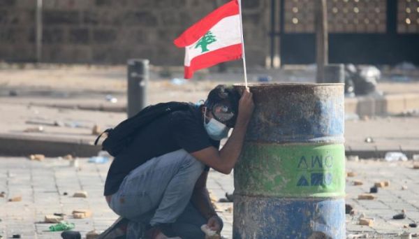 دياب يجتمع مع وزرائه.. هل يعلن استقالة الحكومة اللبنانية؟