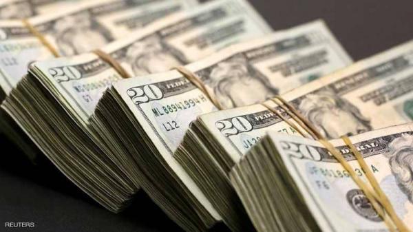 الاسترليني يهبط لأدنى مستوى أمام الدولار في عام