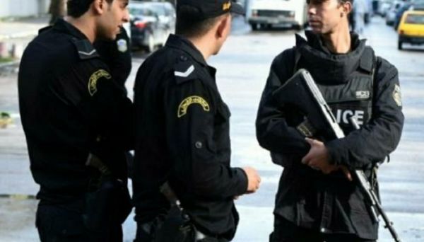 مشهد إنساني.. شرطي يحمل مسنا للحصول على لقاح كورونا بتونس