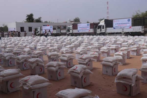 صور| سياسي المقاومة الوطنية بمأرب يدشن توزيع 10 آلاف سلة غذائية مقدمة من الخلية الإنسانية بدعم الهلال الأحمر الإماراتي 