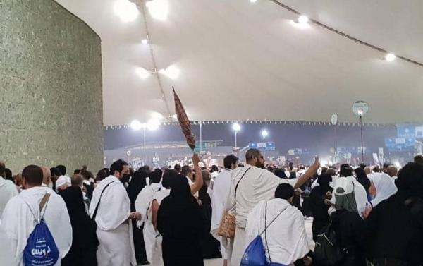 الحجاج يرمون جمرة العقبة في أول أيام عيد الأضحى المبارك