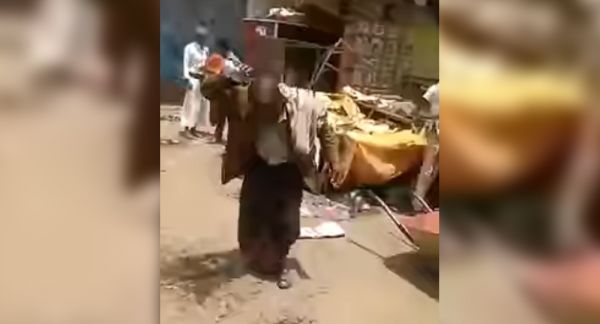 صادر الحوثيون أرضه فقرر الانتحار.. إنقاذ مواطن في تعز قبل أن يضرم النار في جسده 