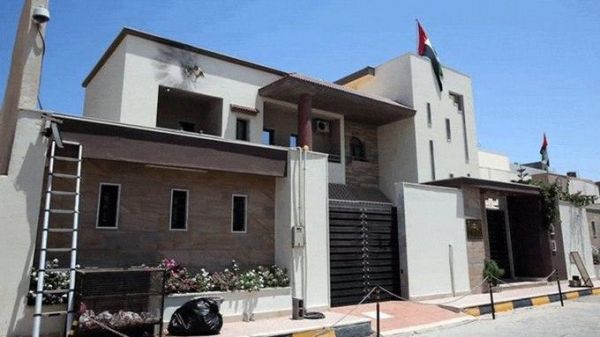 اندلاع النيران بمبنى السفارة الإماراتية "المغلقة" في طرابلس