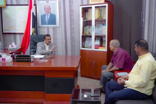 محافظ شبوة يوجّه بتأمين المنشآت النفطية وتحسين بيئة الاستثمار   