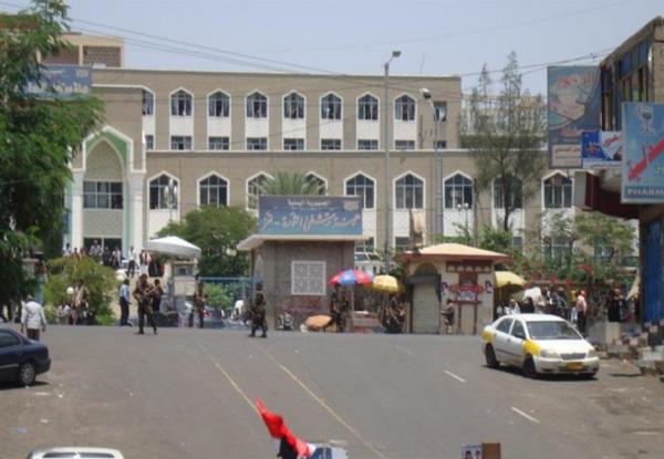 إصابة ممرضة وآخرين بقذيفة أطلقها الحوثيون على مستشفى الثورة بتعز