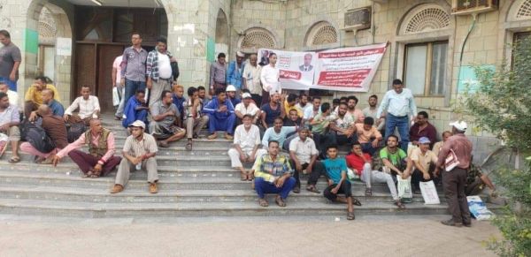 موظفو الكهرباء في الحديدة يبدأون إضرابًا مفتوحًا تنديدًا بنهب مستحقاتهم من قبل الحوثيين 