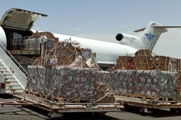طائرة شحن دولية تفرغ حمولة 14 طناً بمطار صنعاء