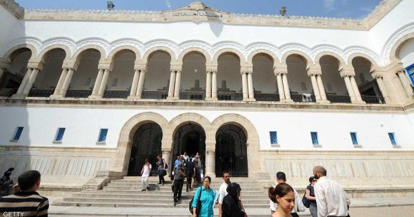 العدل التونسية تلاحق عددا من القضاة المعفيين بجرائم إرهابية