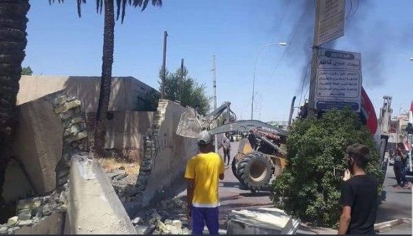 محتجون يدمرون مقار مليشيات موالية لإيران في العراق