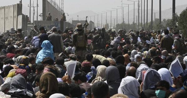 مقاتلو طالبان يطلقون النار في الهواء للسيطرة على الحشود بمطار كابل