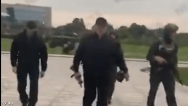 رئيس بيلاروسيا يظهر بالسلاح والسترة الواقية.. وزعيمة المعارضة تؤكد ""لم نعد نخاف"