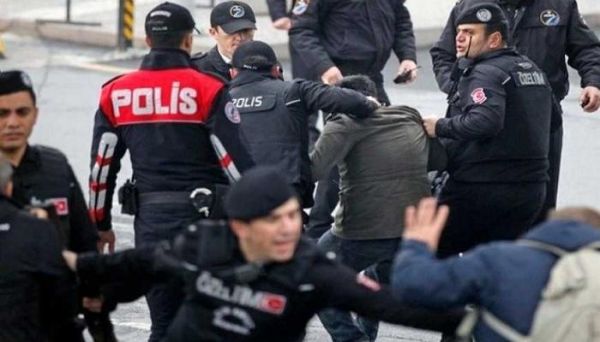 اعتقال 96 طالبًا عسكريًا وضابطًا بحريًا تركيًا والتهمة "غولن"‎