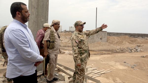 فيديو| قائد المقاومة الوطنية يتفقد تجهيز مدرسة الشهيد الزوكا وتشييد المستشفى الإماراتي بالمخا