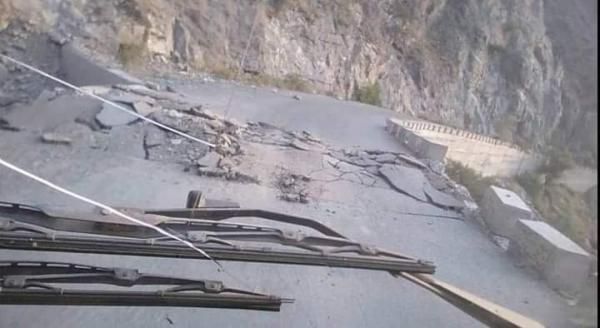 بعد أسبوع من فتحها.. مليشيا الحوثي تفجر عقبة الحلحل الرابطة بين البيضاء وأبين 