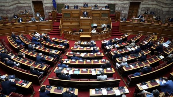 البرلمان اليوناني يصادق على اتفاقية الحدود البحرية مع مصر وإيطاليا