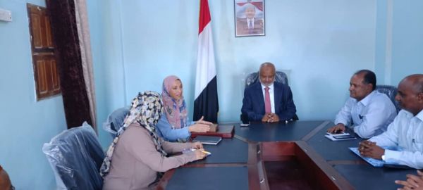منحها درع المحافظة.. محافظ الحديدة يكرم المديرة السابقة للهجرة الدولية بالساحل الغربي
