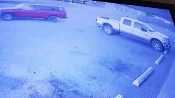 سرقة سيارة لص أثناء قيامه بالسطو على أحد المتاجر 