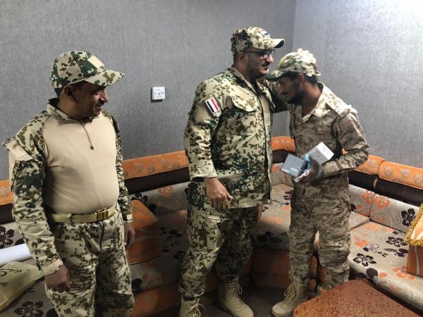 قائد المقاومة الوطنية يكرم الجندي البطل شمسان