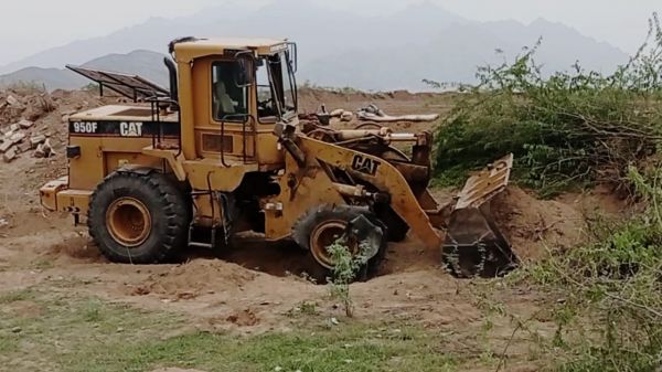 حيس.. انفجار لغم حوثي بجرافة أثناء استصلاح أرض زراعية
