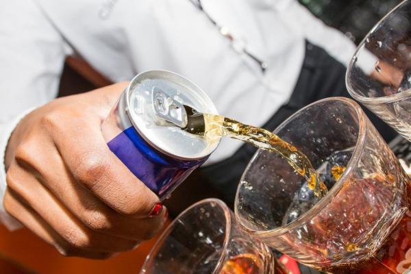 الحكومة البريطانية تجري مشاورات لمنع مشروبات الطاقة للأطفال