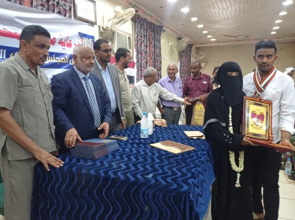 في مقدمتهم الثامنة على مستوى الجمهورية.. محافظ الحديدة يكرِّم أوائل خريجي الثانوية العامة في حيس