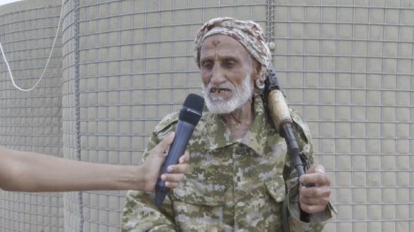 شاهد| مناضل سبعيني.. من متاريس الجمهوريين في حصار السبعين إلى ألوية حراس الجمهورية بالحديدة