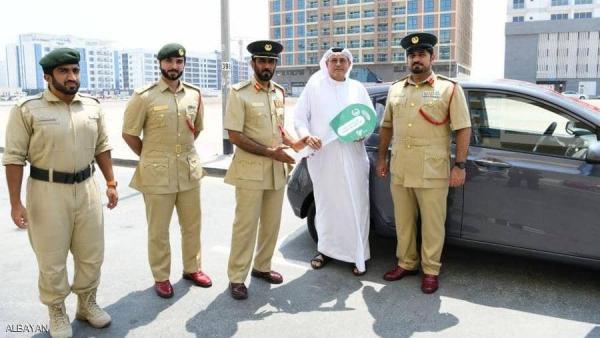 شرطة دبي تكافئ مقيما بسيارة إلى باب منزله