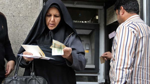 مسؤول إيراني يعترف بوطأة العقوبات الأمريكية ويحذر من "عام صعب"