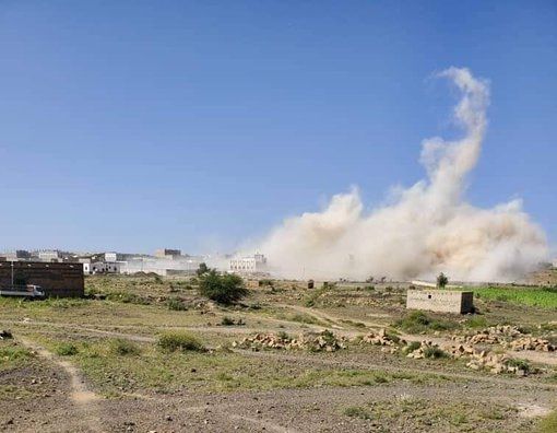 البيضاء.. الحوثيون يفجرون منزل مغترب ويطردون زوجته وأبناءه