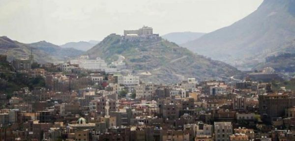 من منفذ شرعب.. صورة مصغرة لمأساة تعز والنهب الحوثي المنظم